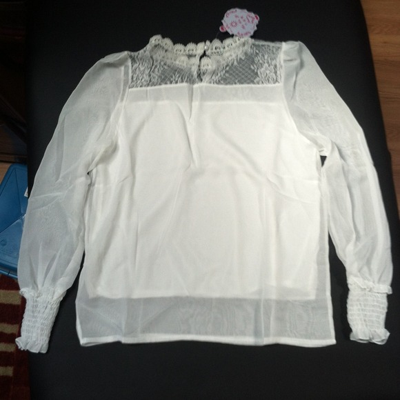 Pretty white shirt with lace in front and back