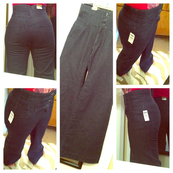 Sale🎉 😍 High waisted, flare legged jeans