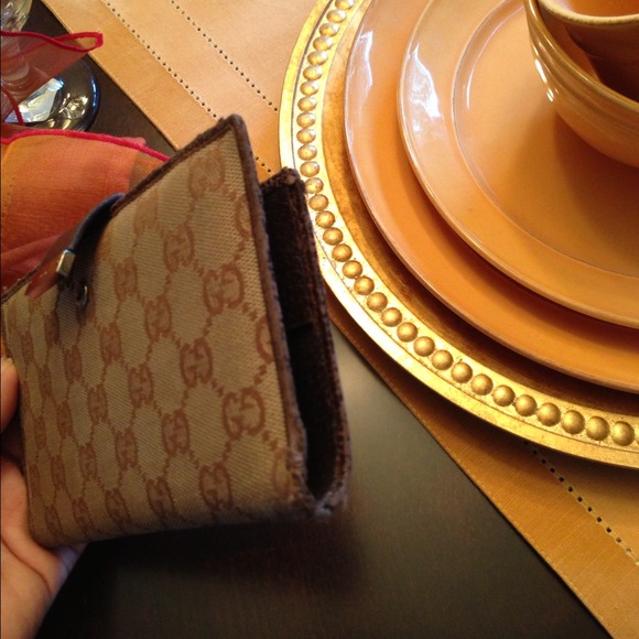 💢SOLD LOCALLY💢 Gucci Checkbook Cover - Picture 3 of 4