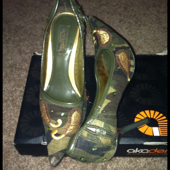 Worn Akademiks pumps!! - Picture 2 of 3