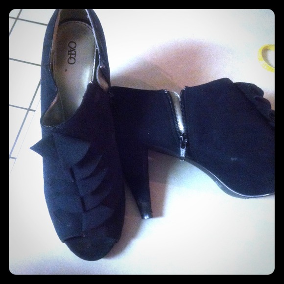 ❌Sold❌Black peep toe pumps