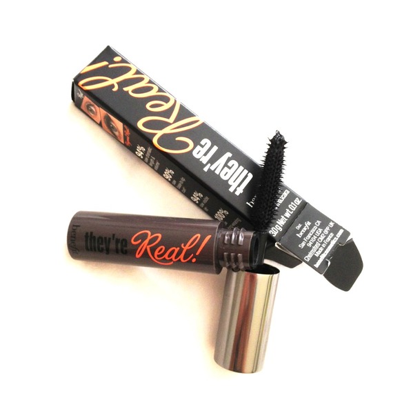 SOLD --- Sample size Benefit they're real Mascara