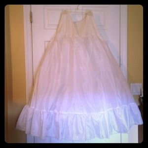 Crinoline in white one size. Fits M/L.
