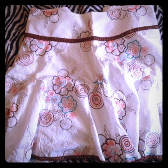 👗Adorable embroidered skirt! 👗