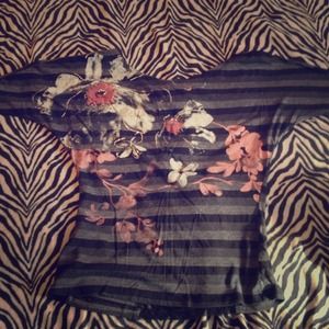 🎽 Adorable laced back shirt! 🎽