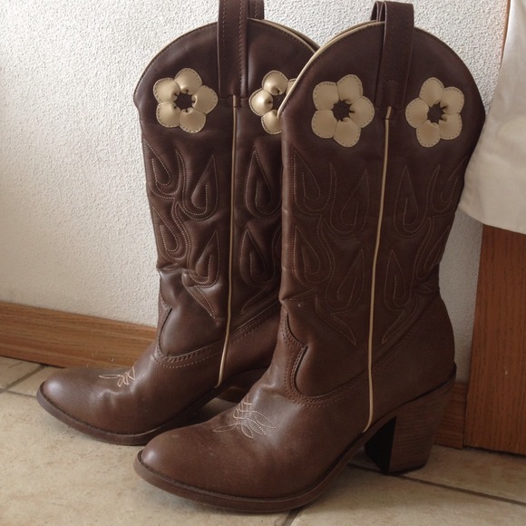 🚫Reserved Bundle 🚫cowgirl boots & 2 denim jacket