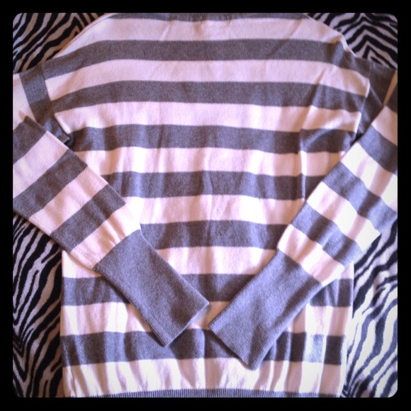👚Grey and white striped turtle neck! 👚