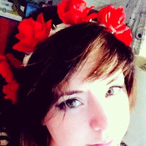 White headband w/red roses and spikes main image 4