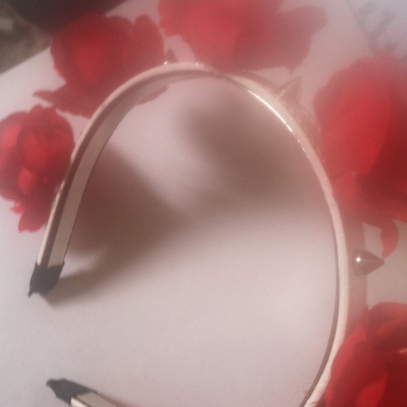 White headband w/red roses and spikes