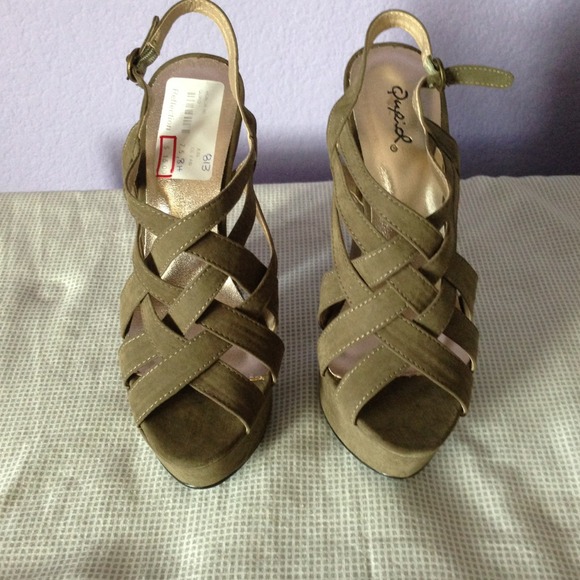 ⛔SOLD IN BUNDLE⛔ Olive heels