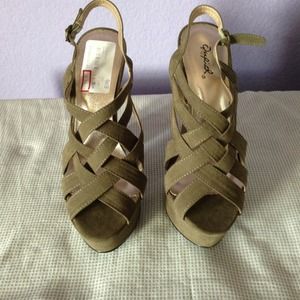 ⛔SOLD IN BUNDLE⛔ Olive heels