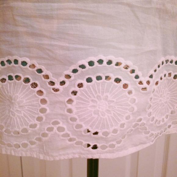 White linen halter top with eyelet design - Picture 2 of 4