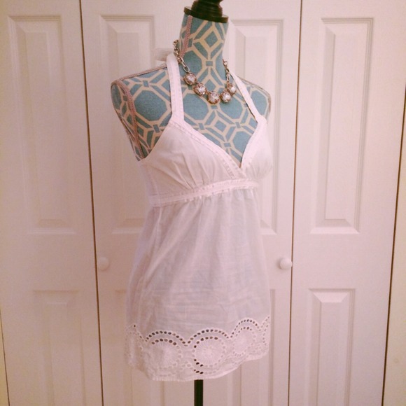 White linen halter top with eyelet design - Picture 4 of 4