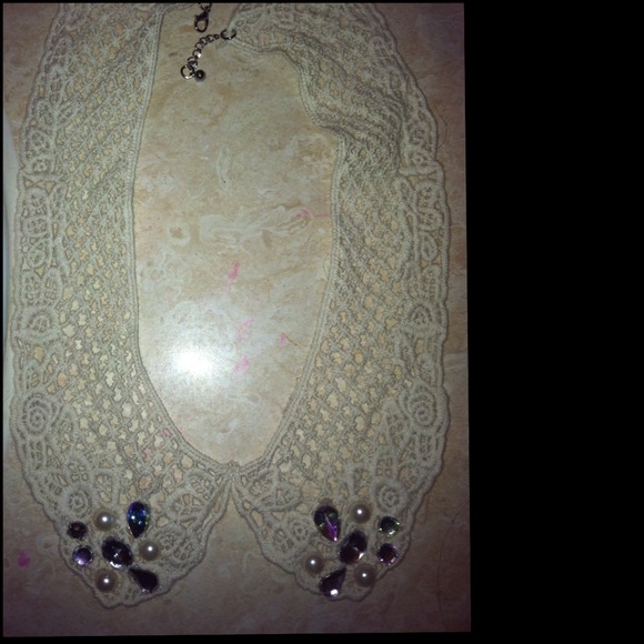 $5 w/BUNDLE! Lace Peter Pan Necklace NWOT