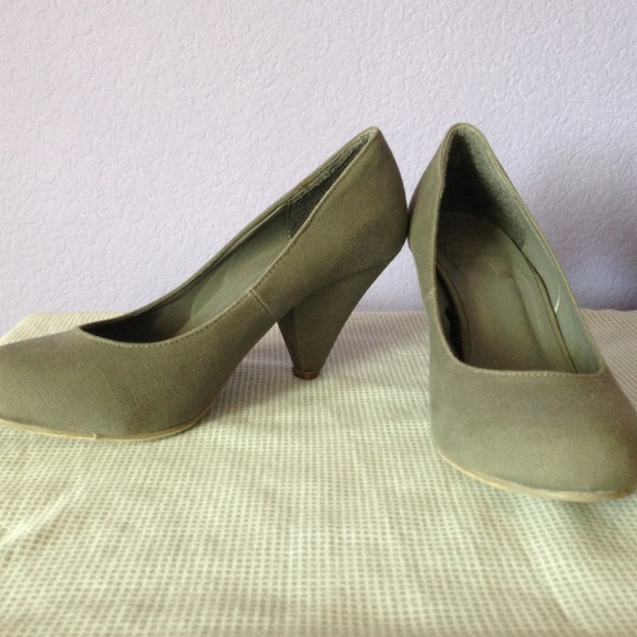 ⛔SOLD IN BUNDLE⛔ Gray platform heels
