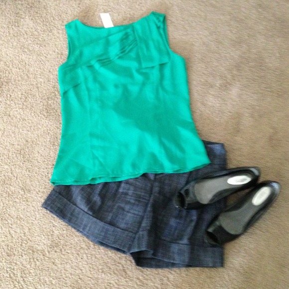 Never worn banana republic top. Size 4.