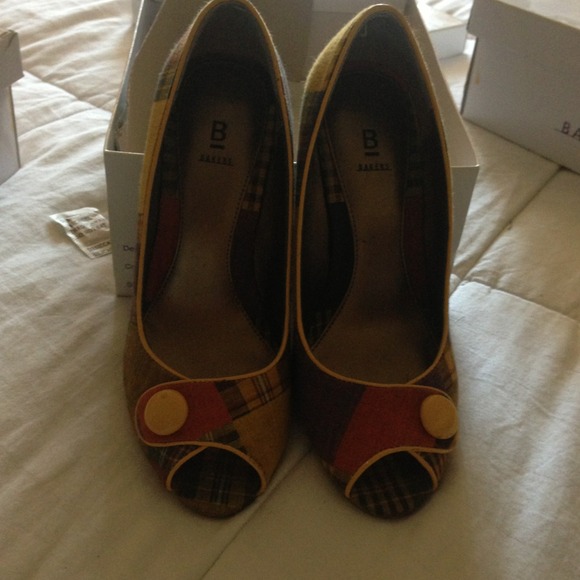 Peep toe pump.