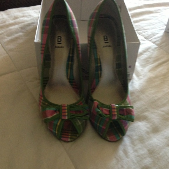 Peep toe pump