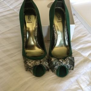 Green peep toe pump