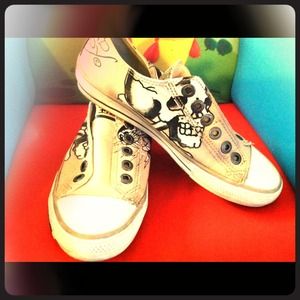 ED HARDY tan and white sneakers 😎 sz 5