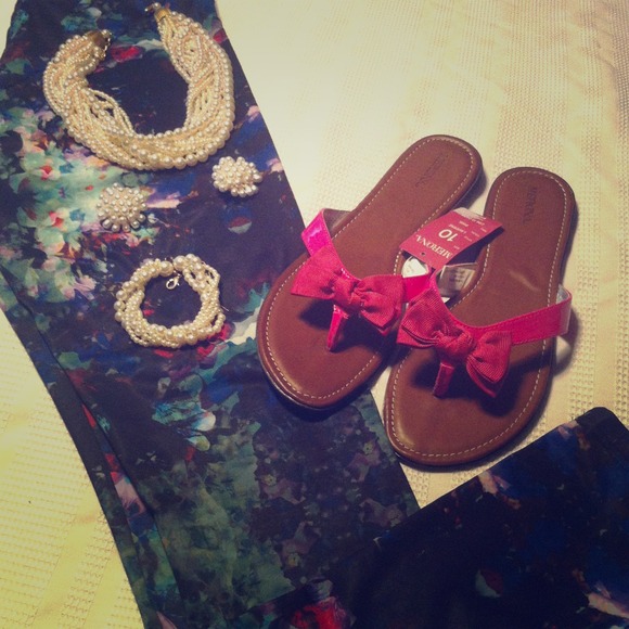 🔥REDUCED🔥Cute flip flops perfect for Beach!!🎀💗