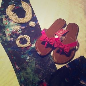 🔥REDUCED🔥Cute flip flops perfect for Beach!!🎀💗