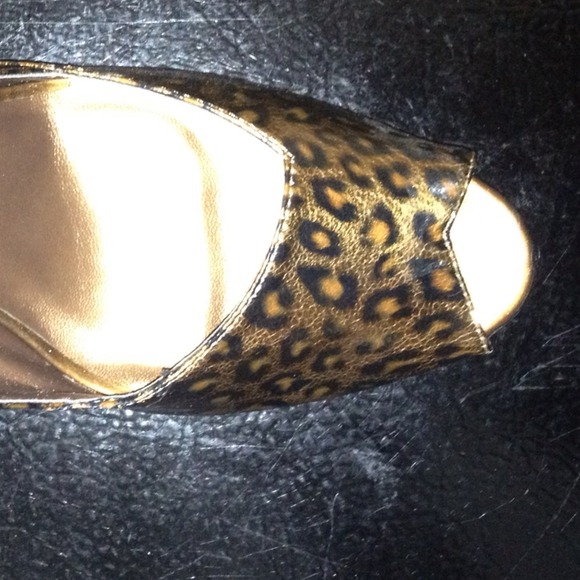 SOLD Statement Leopard Print peep toe Wedge Sandal - Picture 4 of 4