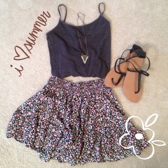💜💜TRADED💜💜Ditsy Floral Print Skirt
