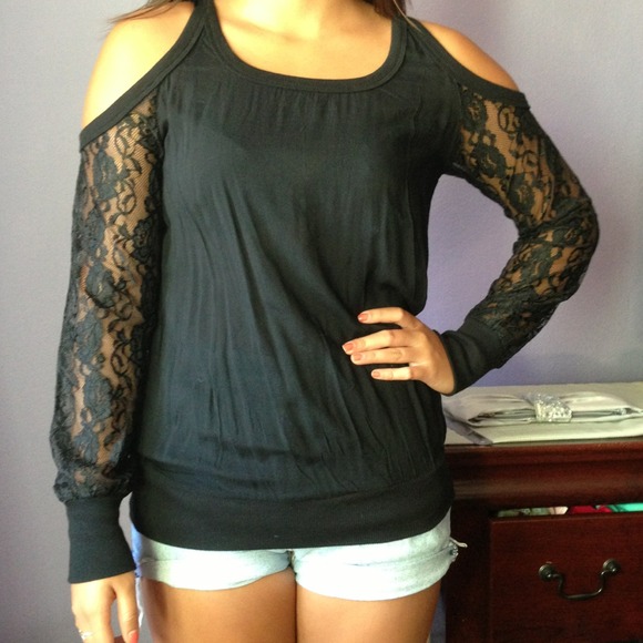❌SOLD IN BUNDLE❌ Black open shoulder long sleeve