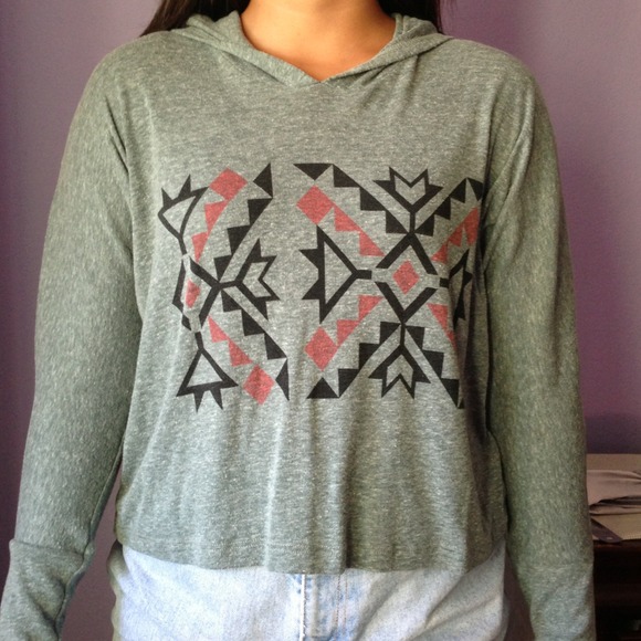 ⛔SOLD IN BUNDLE⛔ long sleeve tribal print crop