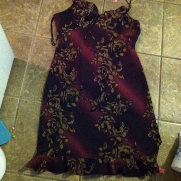 Super cool sundress with ruffles and flow - Picture 2 of 3