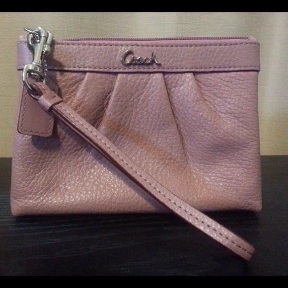 Coach Wristlet 🔴SOLD🔴