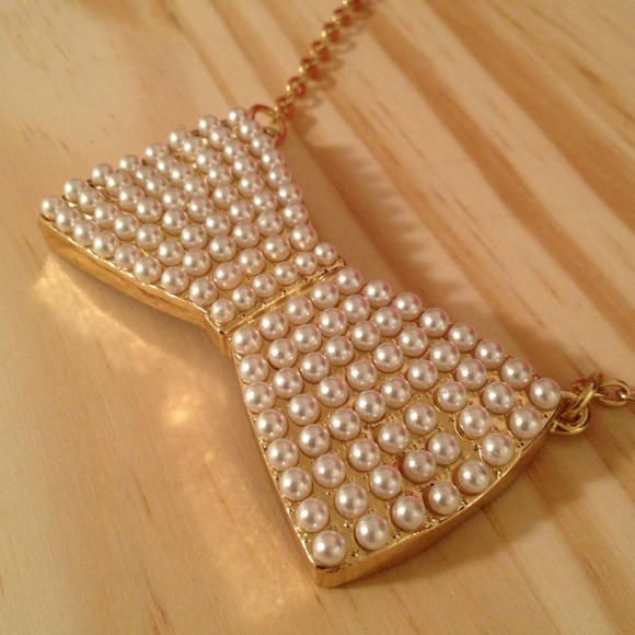 ❗❗SOLD❗❗Pearl studded bow necklace - Picture 2 of 2