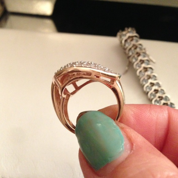 Rose gold plated CZ stunning ring - Picture 3 of 4