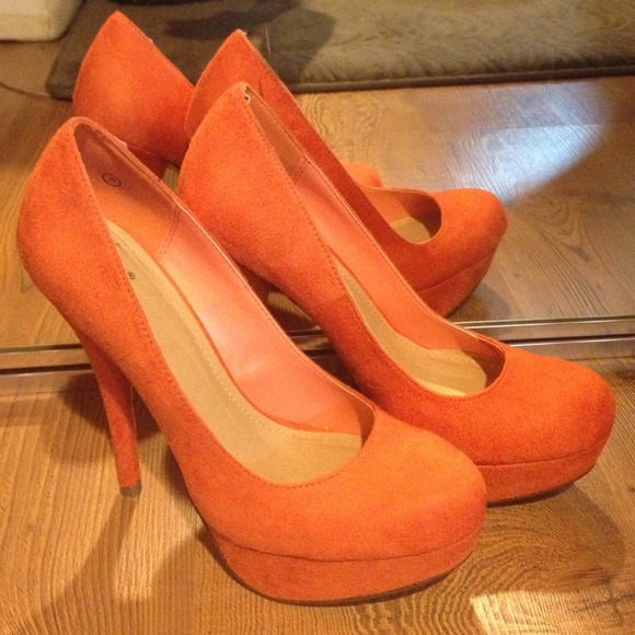 NEW Suede Coral/Orange Heels - Picture 2 of 4