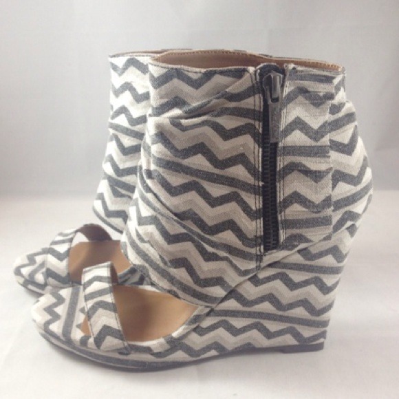 Sexy South American Styled Wedges - Picture 2 of 4