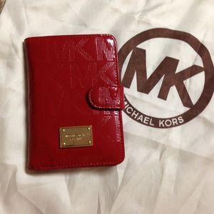 ❗TRADING BUNDLE❗Michael Kors wallet &Coach perfume