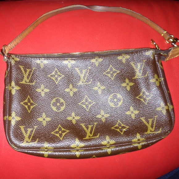 🔸Reduced🔸145pp AUTH Louis Vuitton pochette