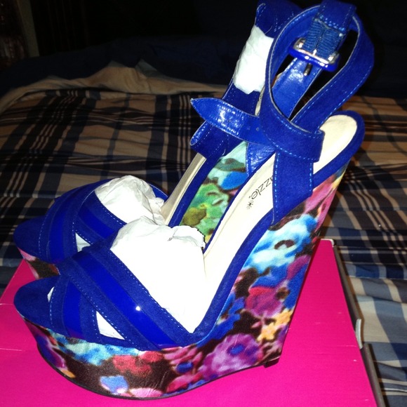 NWT Beautiful colorful wedges never worn - Picture 2 of 2