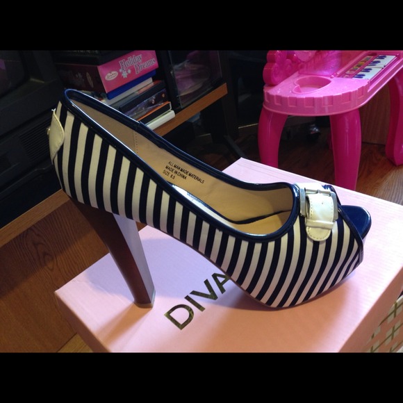 Navy stripes pumps