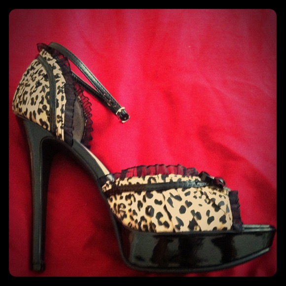Black/animal print, 5-inch platform pumps!