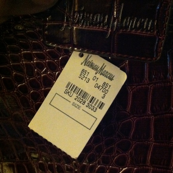 ✅🐝Neiman Marcus Magenta handbag - Picture 2 of 3