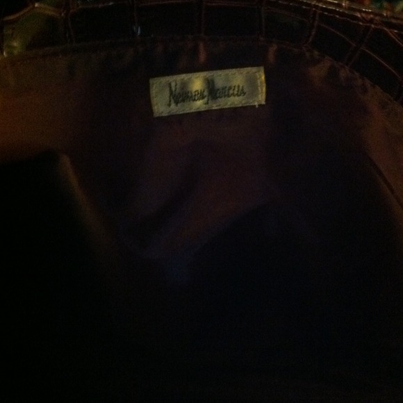 ✅🐝Neiman Marcus Magenta handbag - Picture 3 of 3