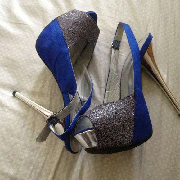 Blue colored peep toes