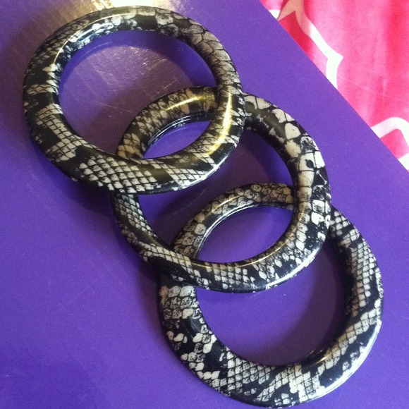 Snake pattern bracelets! 💗🙈 - Picture 2 of 2