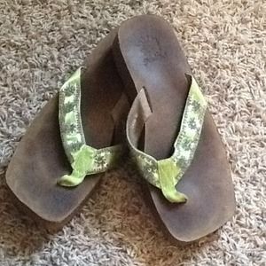 YELLOWBOX FLIP FLOPS. BROWN SOLE GREEN STRAPS 8.5