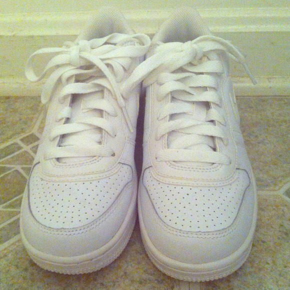 NEW✨ ALL WHITE NIKE - Picture 1 of 3