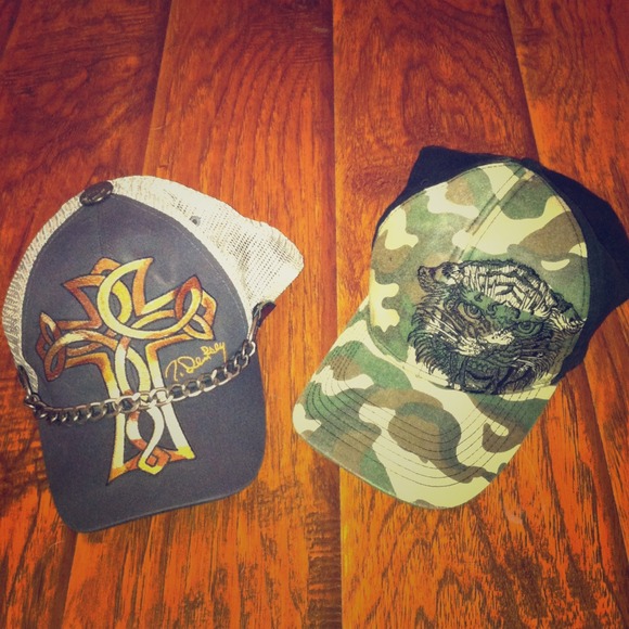 🔴SOLD🔴2 caps. Worn only 2 times
