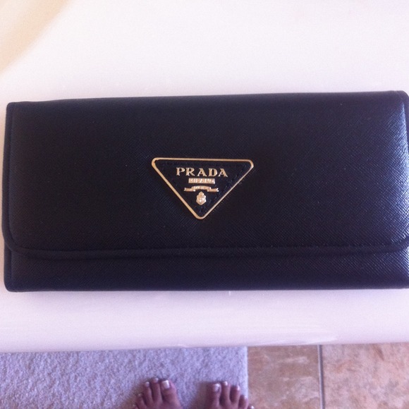 Wallet black Prada/Gucci wallet bundled