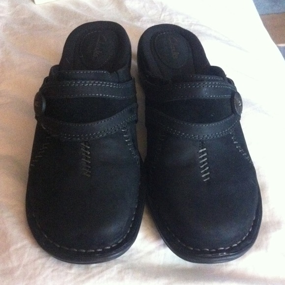 Clarks Artisan Mill River Black Clogs